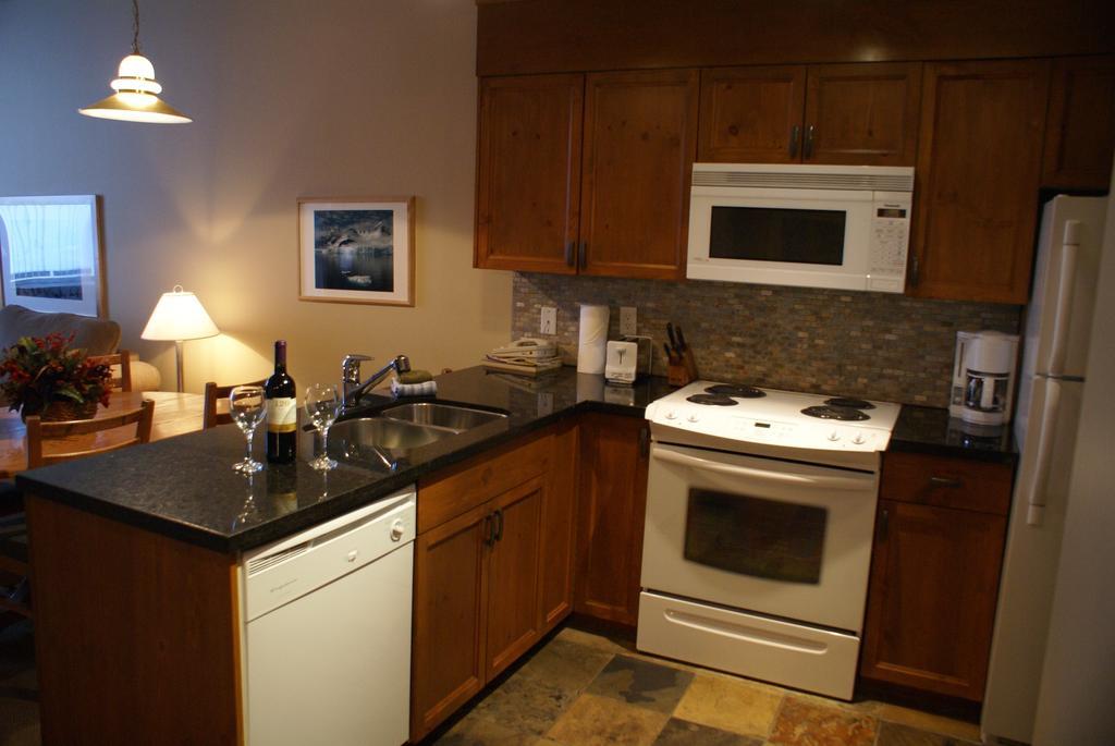 Whistler Superior Properties Bagian luar foto